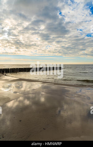 Avis de Leba plage en journée ensoleillée avec des nuages juste avant le coucher du soleil, de la mer Baltique, Pologne Banque D'Images