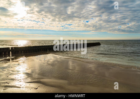 Avis de Leba plage en journée ensoleillée avec des nuages juste avant le coucher du soleil, de la mer Baltique, Pologne Banque D'Images