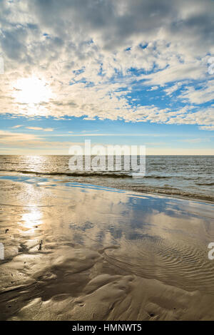 Avis de Leba plage en journée ensoleillée avec des nuages juste avant le coucher du soleil, de la mer Baltique, Pologne Banque D'Images