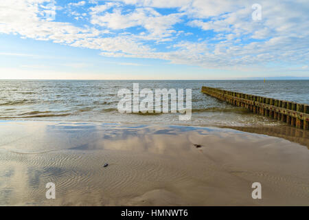 Les brise-lames en bois sur Leba plage en journée ensoleillée avec des nuages, la mer Baltique, la Pologne Banque D'Images