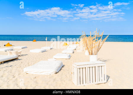 Transats sur la plage de Jurata, mer Baltique, Pologne Banque D'Images