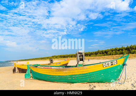 DEBKI PLAGE, MER BALTIQUE - JUN 22, 2016 : bateau de pêche colorés typiques sur la plage ensoleillée Debki sur belle journée d'été, la côte de la mer Baltique, Pologne Banque D'Images