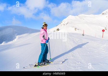 Jeune femme debout skieur sur une piste de ski d''Obertauern, Autriche Banque D'Images