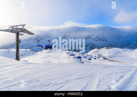 Vue sur le télésiège et les pistes de ski dans la station de ski Obertauern sur journée d'hiver ensoleillée avec de beaux nuages, Autriche Banque D'Images