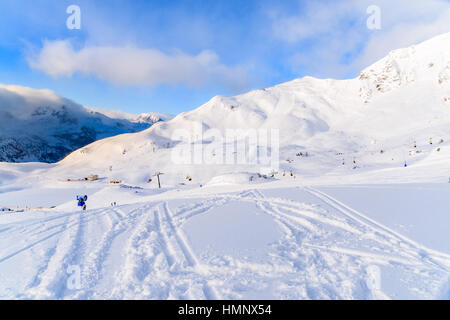 Vue sur pistes de ski dans la station de ski Obertauern sur journée d'hiver ensoleillée avec de beaux nuages, Autriche Banque D'Images