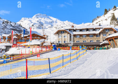 La STATION DE SKI OBERTAUERN, AUTRICHE - Jan 19, 2017 : Avis de refuge de montagne couverte de neige fraîche à Obertauern, Autriche station d'hiver. Banque D'Images