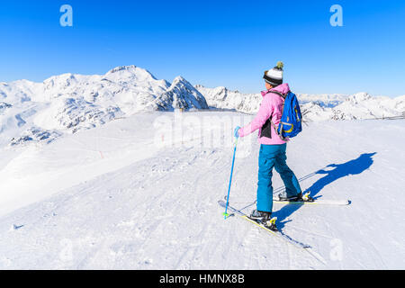 Jeune femme debout skieur sur piste de ski dans la station de montagne Hiver Obertauern, Autriche Banque D'Images