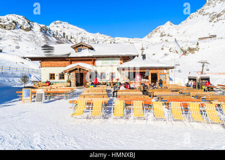 Station de SKI OBERTAUERN, AUTRICHE - Jan 22, 2017 : chaises longues de refuge de montagne dans la station de ski Obertauern à Salzburg land, Alpes autrichiennes. Banque D'Images