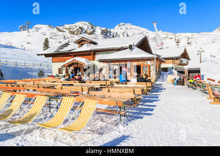 Station de SKI OBERTAUERN, AUTRICHE - Jan 22, 2017 : chaises longues de refuge de montagne dans la station de ski Obertauern à Salzburg land, Alpes autrichiennes. Banque D'Images