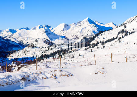 Vue des montagnes couvertes de neige dans la station de ski Obertauern, Autriche Banque D'Images