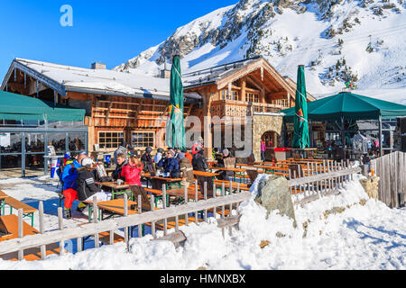 Station de SKI OBERTAUERN, AUTRICHE - Jan 22, 2017 : avis de restaurant dans la station de ski Obertauern à Salzburg land, Alpes autrichiennes. Banque D'Images