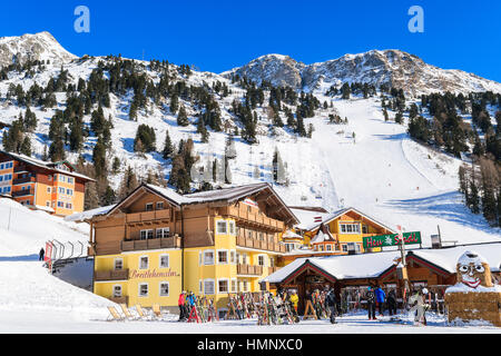 Station de SKI OBERTAUERN, AUTRICHE - Jan 22, 2017 : avis d'hôtels et de restaurants dans la station de ski Obertauern à Salzburg land, Alpes autrichiennes. Banque D'Images