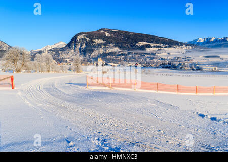 Piste de Mauterndorf village sur le début de l'hiver matin, Salzburg, Autriche Land Banque D'Images