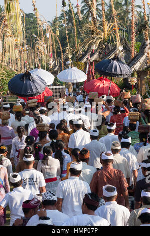 Les jeunes filles formant un cortège d'offrandes à l'Galungan festival à Bali, Indonésie Banque D'Images