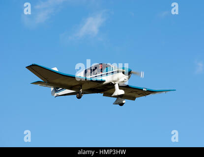 Robin DR400-180 Wellesbourne approche aérodrome, Warwickshire, UK (F-GBVN) Banque D'Images