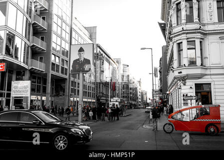 Berlin, Allemagne - le 22 janvier 2017 : Ancien bordercross 'Checkpoint Charlie' à Berlin. c'est le meilleur point de passage du mur de Berlin entre l'ee Banque D'Images