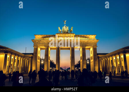 Berlin, Allemagne - 22 janvier 2017 - porte de Brandebourg à Berlin (Allemagne) au cours de soirée d'hiver. tonique de l'image. Banque D'Images