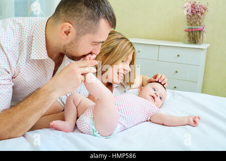 Bebe Avec Maman Et Papa Smiling Rire Dans La Chambre Photo Stock Alamy