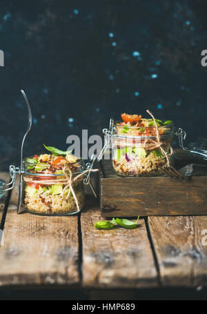 Des tomates Salade de quinoa, avocat, basilic en pot Banque D'Images