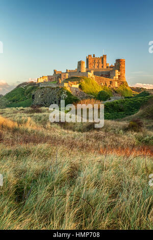 La fin de l'après-midi la lumière sur Château De Bamburgh, Northumberland Banque D'Images