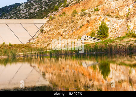 Le barrage de Rapentosa dans Attiki, Grèce. Le barrage va contenir les débris provenant d'un bassin plus vaste superficie de 25 km2 Banque D'Images