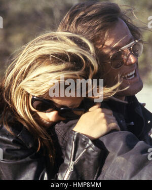 Peter Fonda et Nancy Sinatra sur l'ensemble du film de Roger Corman 1966 "The Wild Angels" Banque D'Images