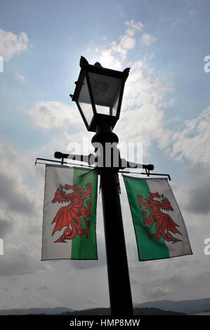 Drapeaux gallois gallois, dragons, sur un lampadaire à Porthmadog, au Pays de Galles. Banque D'Images