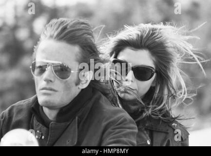 Peter Fonda et Nancy Sinatra sur l'ensemble du film de Roger Corman 1966 "The Wild Angels" Banque D'Images