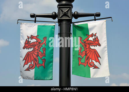 Paire de drapeaux gallois gallois, dragons, sur un lampadaire à Porthmadog, au Pays de Galles. Banque D'Images