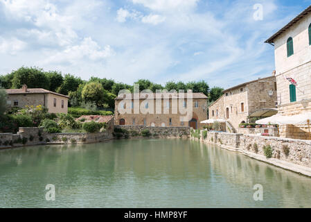 Le bain thermal ou piscine romaine ancienne au centre du village de Bagno Vignoni, une petite ville de la Val d'Orcia en Toscane, Italie. Banque D'Images