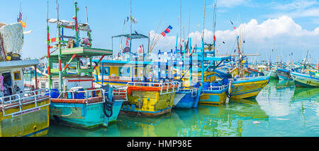 MIRISSA, SRI LANKA - 3 décembre 2016 : La ligne de pêche vieux chalutiers amarrés au port, le 3 décembre à Mirissa. Banque D'Images