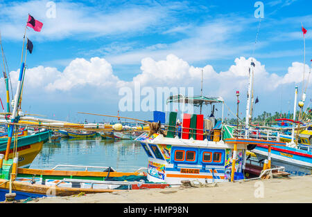 MIRISSA, SRI LANKA - 3 décembre 2016 : le chalutier coloré, amarré au port de port de pêche, le 3 décembre à Mirissa. Banque D'Images