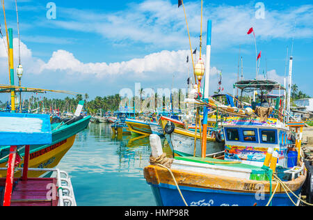 MIRISSA, SRI LANKA - 3 décembre 2016 : Le port de pêche, plein de l'ancien bateaux colorés, entouré de la jungle sur l'arrière-plan, le 3 décembre Banque D'Images