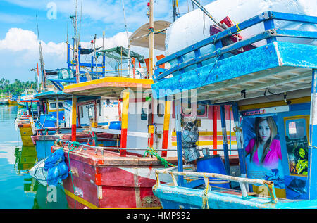 MIRISSA, SRI LANKA - 3 décembre 2016 : Le point de vue sur la ligne de bateaux' sterns au port, le 3 décembre à Mirissa. Banque D'Images