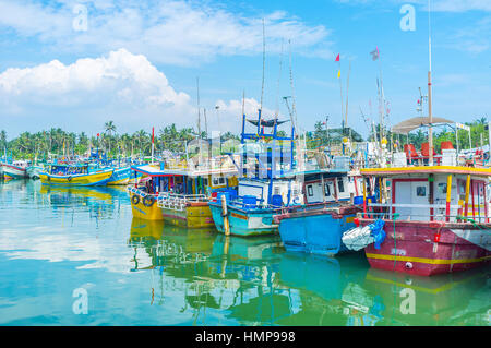 MIRISSA, SRI LANKA - décembre 3, 2016 : l'ancien port de pêche est le monument touristique notable, populaire parmi les visiteurs, profitant de la vieille colorful Banque D'Images