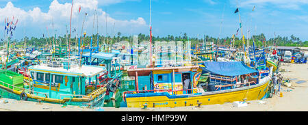 MIRISSA, SRI LANKA - décembre 3, 2016 : La pêche colorée chalutiers amarrés dans le vieux port, le 3 décembre à Mirissa. Banque D'Images