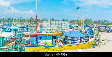 MIRISSA, SRI LANKA - décembre 3, 2016 : La couleur lumineuse bateaux amarrés dans le port de pêche, le 3 décembre à Mirissa. Banque D'Images