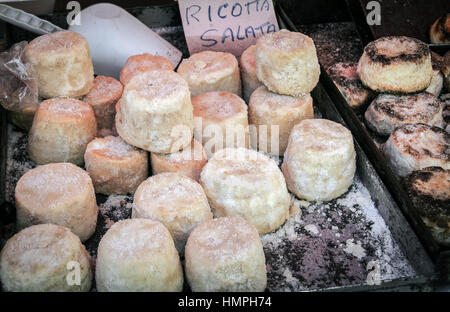 Le fromage ricotta salée sur market stall, Palerme, Sicile Banque D'Images