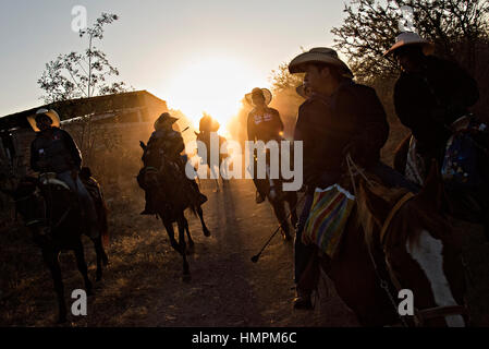 Des centaines de Mexicains cowboys commencer une journée longue chevauchée au lever du soleil au cours de la Cabalgata annuel de Cristo Rey, 5 janvier 2017 pèlerinage à San Jose del Rodeo, Guanajuato, Mexique. Des milliers de Mexicains cowboys et l'prendre part dans les trois jours de ride sur le sommet de culte de Cristo Rey arrêter le long de la voie à des sanctuaires et des églises. Banque D'Images