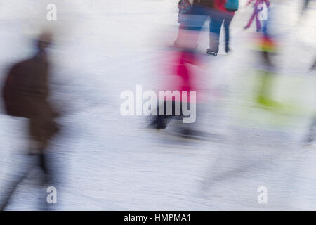 Motion Blur de différentes personnes patinage sur glace en hiver Banque D'Images