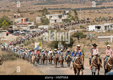 Cowboys mexicains dix milles forme longue procession comme ils rouler à travers un village au cours de l'Assemblée Cabalgata de Cristo Rey, 4 janvier 2017 pèlerinage à Guanajuato, au Mexique. Des milliers de Mexicains cowboys et l'prendre part dans les trois jours de ride sur le sommet de culte de Cristo Rey arrêter le long de la voie à des sanctuaires et des églises. Banque D'Images