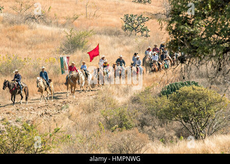 Des centaines de Mexicains cowboys balade dans le désert élevé au cours de la Cabalgata annuel de Cristo Rey, 5 janvier 2017 pèlerinage à La Trinidad, Guanajuato, Mexique. Des milliers de Mexicains cowboys et l'prendre part dans les trois jours de ride sur le sommet de culte de Cristo Rey arrêter le long de la voie à des sanctuaires et des églises. Banque D'Images