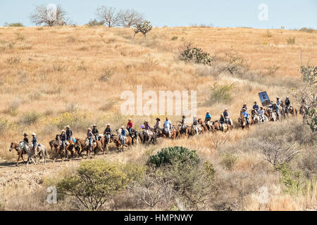 Des centaines de Mexicains cowboys balade dans le désert élevé au cours de la Cabalgata annuel de Cristo Rey, 5 janvier 2017 pèlerinage à La Trinidad, Guanajuato, Mexique. Des milliers de Mexicains cowboys et l'prendre part dans les trois jours de ride sur le sommet de culte de Cristo Rey arrêter le long de la voie à des sanctuaires et des églises. Banque D'Images