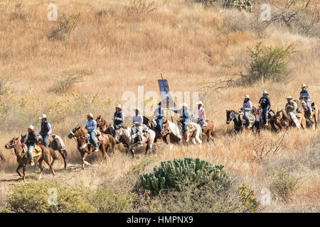 Des centaines de Mexicains cowboys balade dans le désert élevé au cours de la Cabalgata annuel de Cristo Rey, 5 janvier 2017 pèlerinage à La Trinidad, Guanajuato, Mexique. Des milliers de Mexicains cowboys et l'prendre part dans les trois jours de ride sur le sommet de culte de Cristo Rey arrêter le long de la voie à des sanctuaires et des églises. Banque D'Images