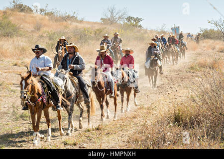 Des centaines de Mexicains cowboys balade dans le désert élevé au cours de la Cabalgata annuel de Cristo Rey, 5 janvier 2017 pèlerinage à La Trinidad, Guanajuato, Mexique. Des milliers de Mexicains cowboys et l'prendre part dans les trois jours de ride sur le sommet de culte de Cristo Rey arrêter le long de la voie à des sanctuaires et des églises. Banque D'Images