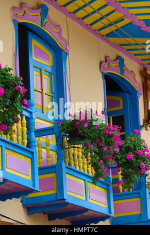 Balcon colonial décorées de fleurs à Filandia Colombie Banque D'Images