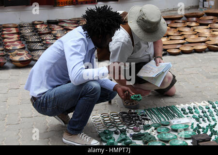 L'achat de souvenirs de voyageurs à Swakopmund en Namibie Banque D'Images