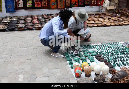 L'achat de souvenirs de voyageurs à Swakopmund en Namibie Banque D'Images