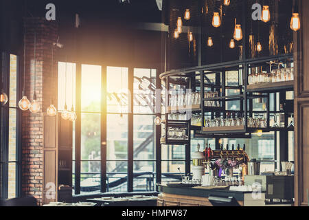 Le restaurant de style loft moderne avec de la décoration pub bière ampoule et bar. Banque D'Images