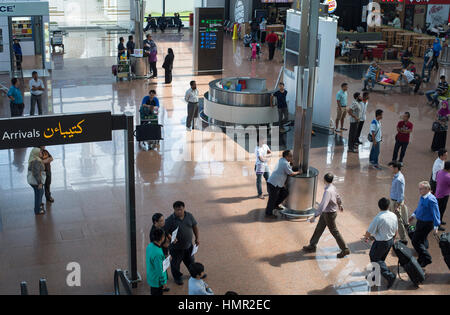Les habitants de la région et d'autres personnes attendent leurs amis, leur famille et les passagers qui arrivent dans le hall des arrivées de l'aéroport international de Bandar à Darussalam, au Brunei. © Time-snapshots Banque D'Images